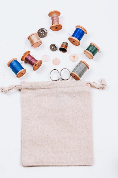 Zestaw haftu na stole z instrukcją