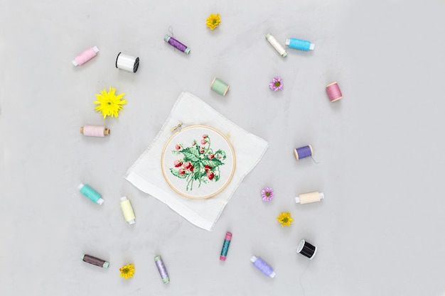 Zestawy do haftu na stole